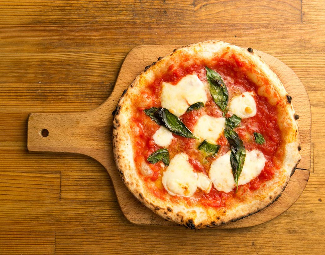 চিজ পিজা: পার্টির জন্য সবচেয়ে সহজলভ্য ডিশ পিজা। বাড়িতেও বানাতেও পারেন এই ডিশ।