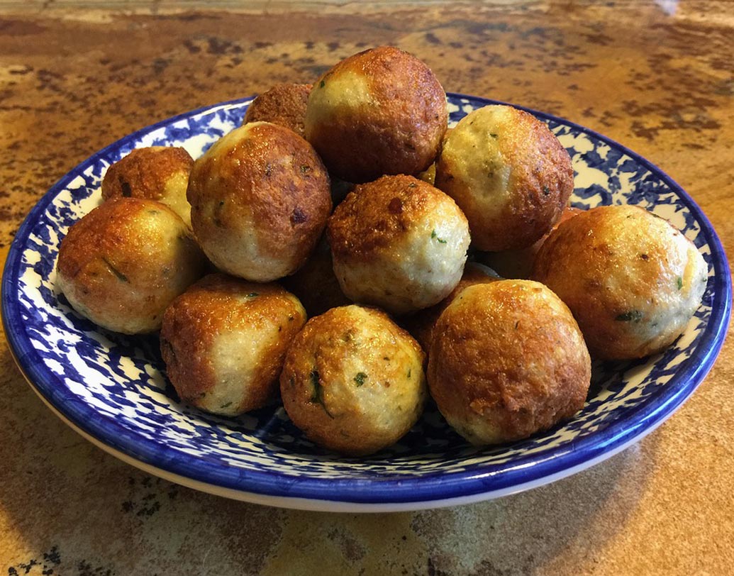 ইতালিয়ান চিজ মেটাবলস: রাতের পার্টির জন্য পারফেক্ট এই কন্টিনেন্টাল ডিশ। চিকেন, ডিম, চিজ, ব্রেড ক্রাম্ব দিয়ে তৈরি চটপটে মেটাবলস গরম গরম পরিবেশন করুন।