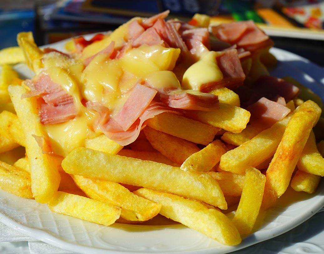 চিজ ফ্রাইস: ককটেল বা মকটেলের সঙ্গে দারুণ জমে চিজ ফ্রাইস। ফ্রেঞ্চ ফ্রাইয়ের উপর চিজ ছড়িয়ে, হোয়াইট সস সহযোগে খান চিজ ফ্রাইস।