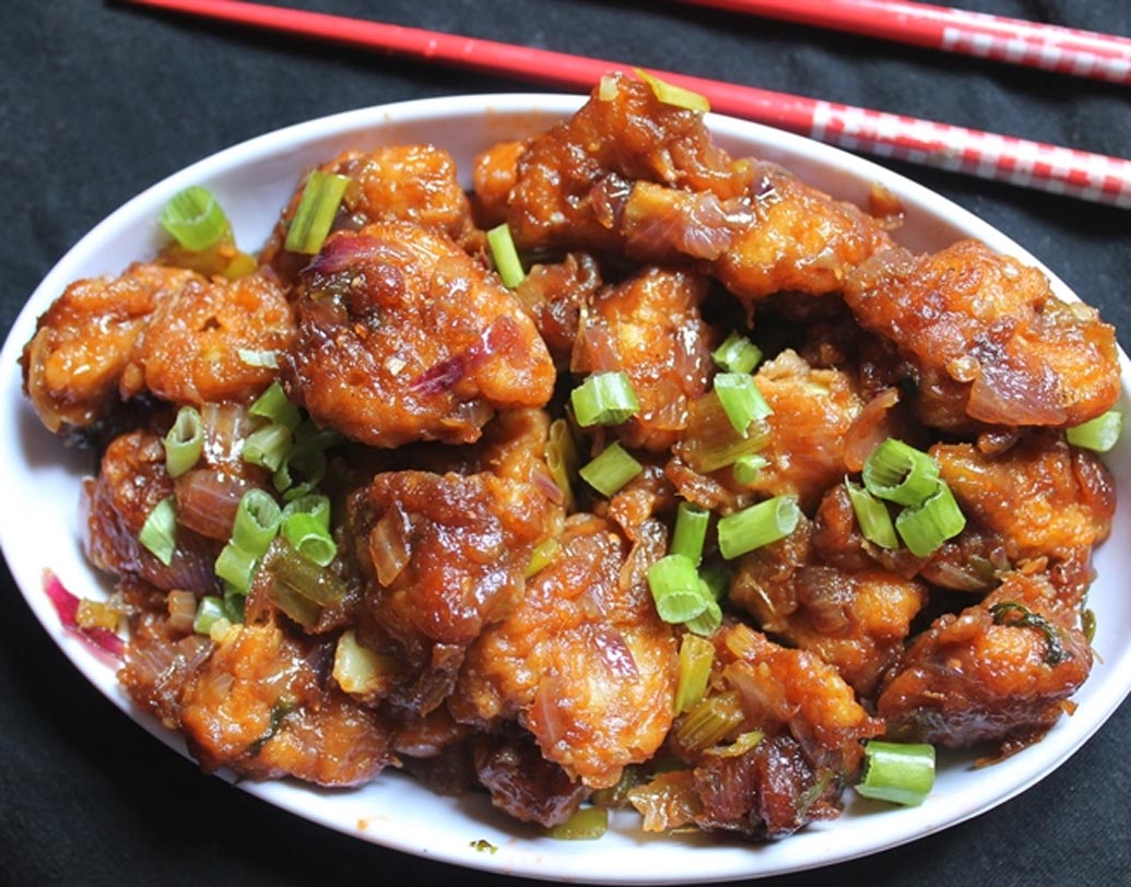 কলিফ্লাওয়ার মাঞ্চুরিয়ান: এই ডিশ একটু ট্রাডিশনাল। ফুলকপির সঙ্গে নানা সবজি মিশিয়ে গরম গরম মাঞ্চুরিয়ান পরিবেশন করুন ফ্রায়েড রাইস বা হাক্কা নুডলসের সঙ্গে।