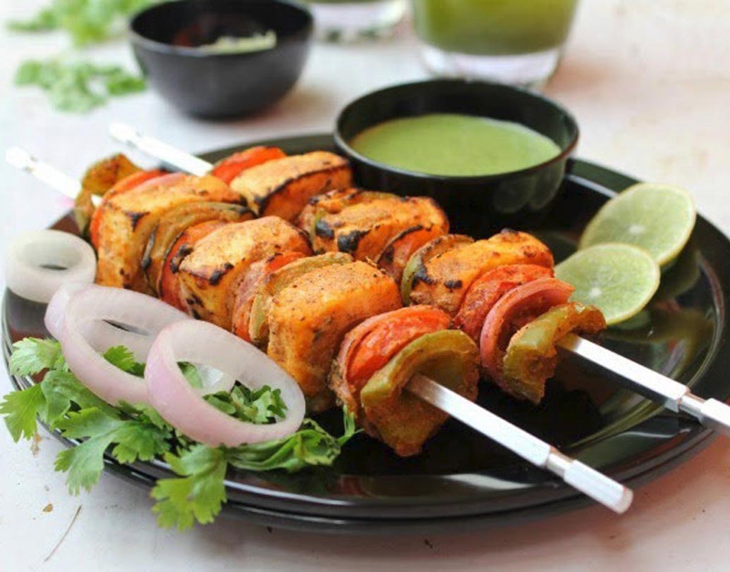 অমৃতসর পনীর টিক্কা: এই পঞ্জাবী রেসিপি যে কোনও বিয়েবাড়ি বা পার্টিতে খুবই জনপ্রিয়। বানানোও খুব সহজ। স্টার্টারে স্পাইসি ফ্লেভার আনতে সার্ভ করতেই পারেন অমৃতসর পনীর টিক্কা।