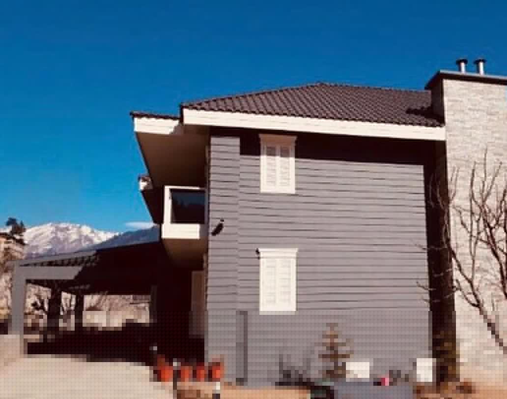 দোতলা এই বাংলোটির নাম মানালি ম্যানশন। প্রকৃতির কোলে এই বাংলোটির চারপাশের স্বর্গীয় শোভা দেখে মুগ্ধ নেটিজেনরা।