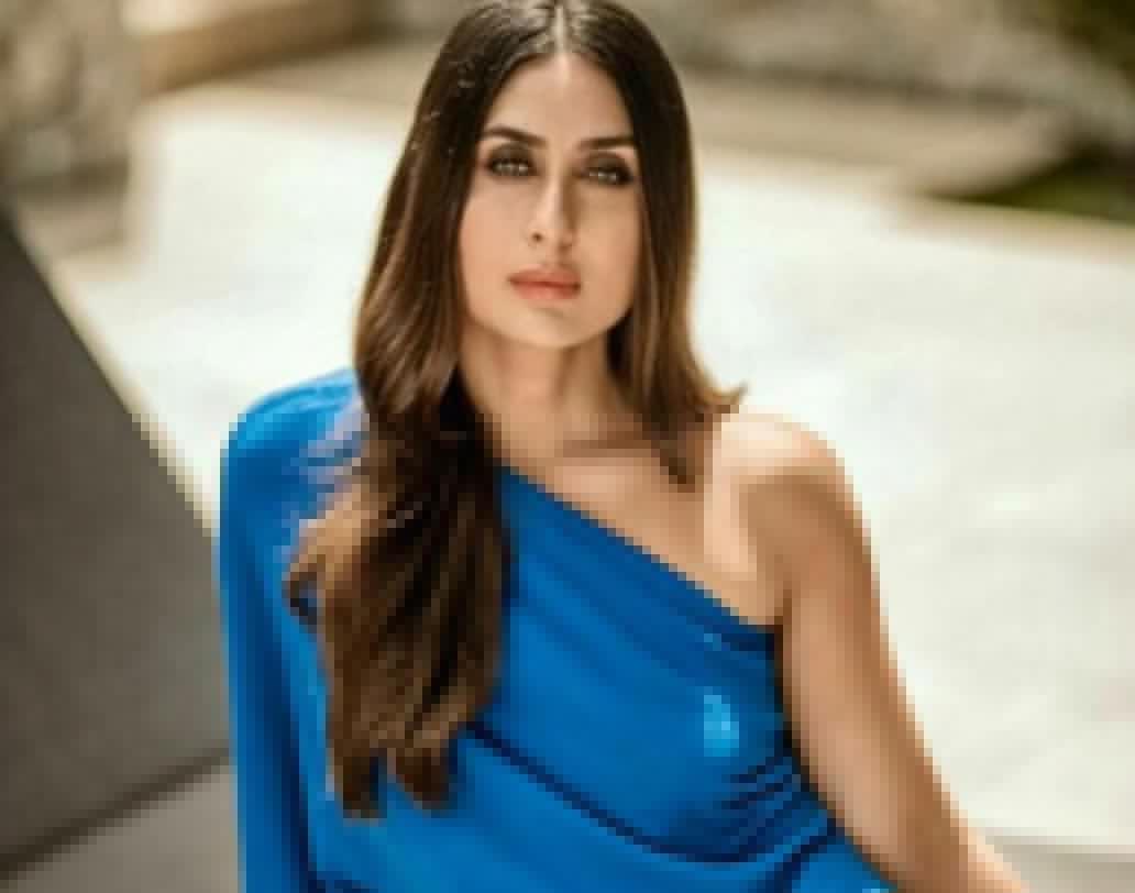 সম্প্রতি ‘ভোগ’ ম্যাগাজিনের জন্য একটি ফোটোশুট করিয়েছেন নবাব-পত্নী করিনা কপূর খান। পুরোটাই বিকিনি এবং বিচওয়্যার শুট।