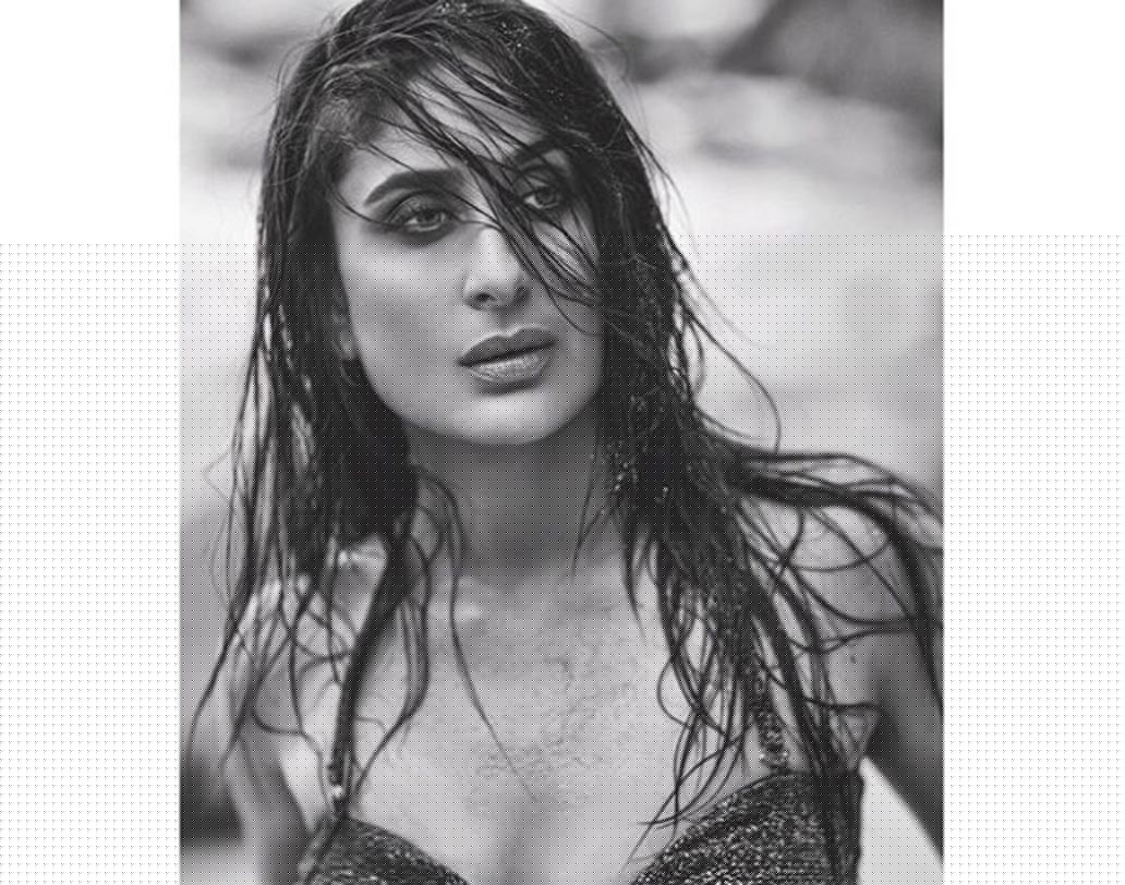 মা হওয়ার পর শরীরের বাড়তি মেদ ঝেড়ে ফেলতে করিনার জিম সেশনের ভিডিও ভাইরাল হয়েছিল ওয়েব দুনিয়ায়। বিভিন্ন অনুষ্ঠানে গিয়ে নিজেই করিনা জানিয়েছিলেন, বাড়তি পরিশ্রম করছেন তিনি।