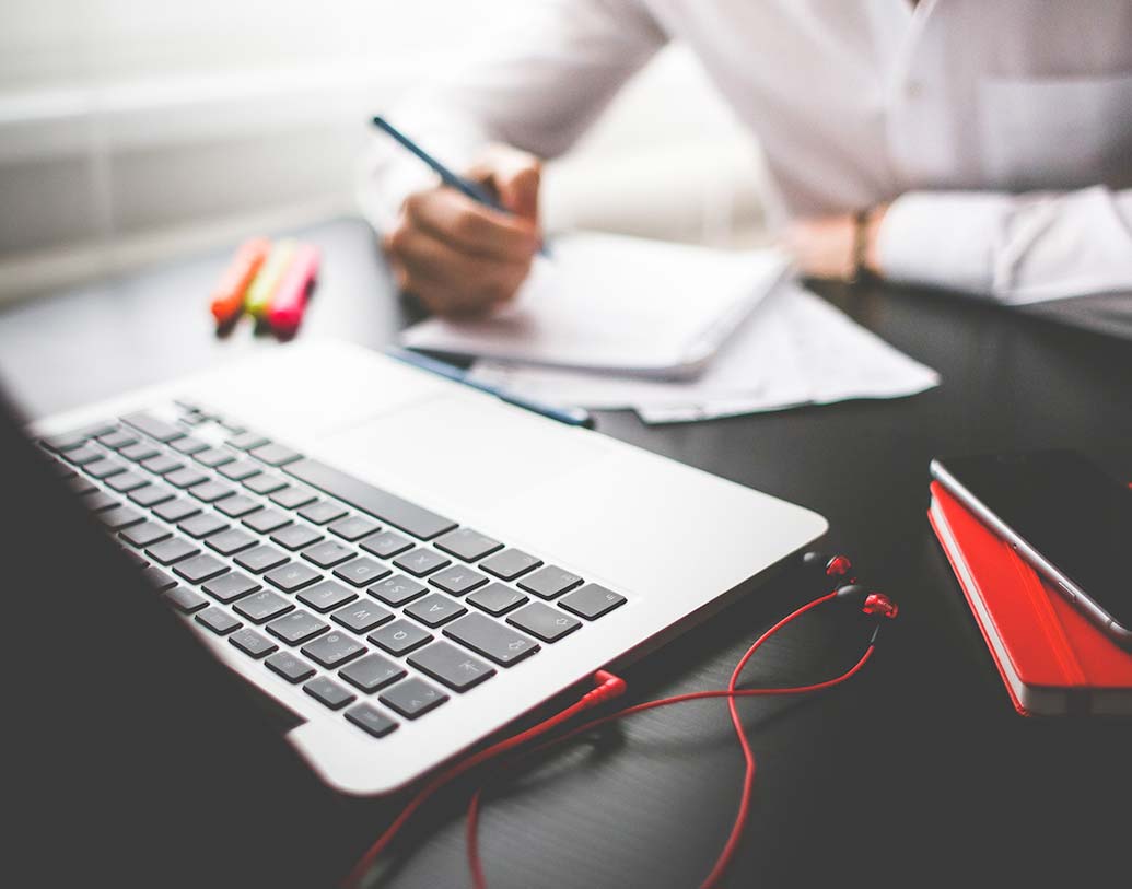 কাজ করার থেকেও বেশি জরুরি গুছিয়ে কাজ করা। প্রয়োজনে এক দিন আগে থেকেই অফিসের মিটিং, ইভেন্ট-সহ নানা কাজের প্ল্যান করে নিন। এ বার সেই প্ল্যানটি নিজেকে ই-মেল করে রেখে দিন। এতে অফিসে ঠিক কী কী কাজ করতে হবে তার একটা স্পষ্ট ধারণা থাকবে।