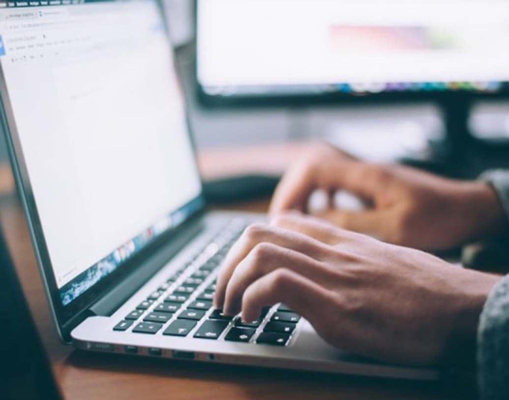 অফিসের কাজের ফাঁকে ফেসবুকে বন্ধুবান্ধবদের সঙ্গে গল্পগুজব করা বা ইনস্টাগ্রামে ঘোরাফেরা করা বন্ধ করুন। সোশ্যাল মিডিয়ায় যতই অ্যাক্টিভ হোন না কেন, অফিসে ওই পার্সোনাল অ্যাকাউন্টগুলির নোটিফিকেশনগুলি ‘অফ’ করে রাখুন। এতে কাজের মনোনিবেশ করতে পারবেন।