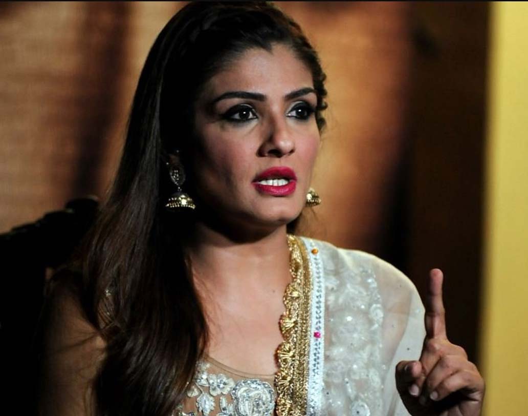 এক বার এক ব্যক্তি নিজেকে দাবি করলেন রবিনা ট্যান্ডনের স্বামী বলে। ঘটনাটি ঘটেছিল ২০১৪ সালে। তত দিনে রবিনার বিয়েও হয়ে গিয়েছে ফিল্ম ডিস্ট্রিবিউটর অনিল ঠডানির সঙ্গে। রবিনা ওই ব্যক্তির নামে পুলিশে অভিযোগ দায়ের করেছিলেন। এর পর রবিনার ফ্ল্যাটে পাথর ছোড়া এবং স্বামী অনিলের উপর দুষ্কৃতী হামলা হয়েছিল বলে জানা গিয়েছিল। যদিও ওই ব্যক্তির নাম প্রকাশ্যে আসেনি।