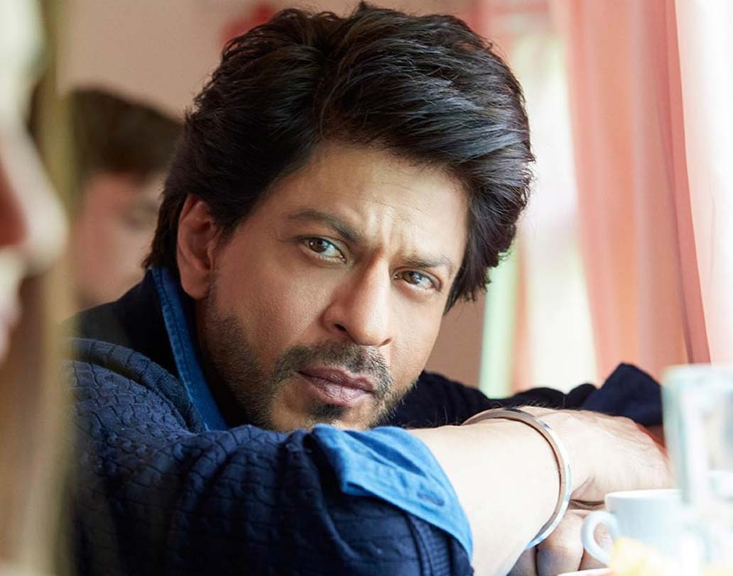 খোঁজ মিলেছিল শাহরুখের হারিয়ে যাওয়া ‘মা’-এরও। ১৯৯৬ সালে মহারাষ্ট্রের লাতুরের এক মহিলা নিজেকে শাহরুখের মা বলে দাবি করেছিলেন। তিনি বলেছিলেন, ১৯৬০ সালে দিল্লি থেকে মুম্বই আসার সময় শাহরুখ খানকে হারিয়ে ফেলেন তিনি। পরে বহু খোঁজেও শাহরুখকে পাননি। শেষ পর্যন্ত শাহরুখের একটি ফিল্ম পোস্টার দেখে তাঁকে চিনতে পেরেছিলেন ওই মহিলা। আদালতের দ্বারস্থ হয়ে নিজেকে শাহরুখের ‘মা’ প্রমাণ করতে চেয়েছিলেন তিনি। যদি আদালত সেই মামলা খারিজ করে দেয়।