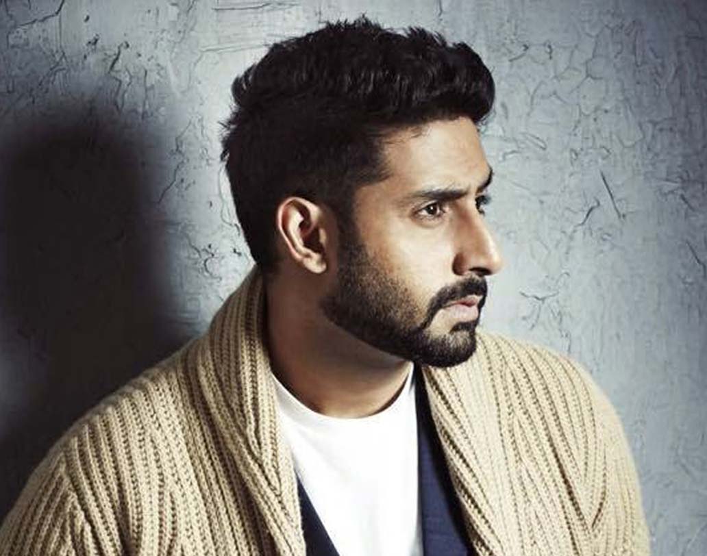 শুধু ঐশ্বর্যাই নন। অভিষেককেও পরতে হয়েছিল এমনই ‘আজব’ দাবির পাল্লায়। ২০০৭ সালে জাহ্নবী কপূর নামে এক মডেল আত্মঘাতী হওয়ার চেষ্টা করেছিলেন। মুম্বইয়ে বচ্চনদের বাংলোর সামনে দাঁড়িয়ে হাতের শিরা কাটার চেষ্টা করেছিলেন তিনি। তাঁর দাবি ছিল, তিনি অভিষেক বচ্চনের স্ত্রী। হঠাত্ করেই অভিষেক ঐশ্বর্যাকে বিয়ে করে ফেলেছেন। ‘দশ’ ছবির শুটিংয়ের সময় আলাপের পর নাকি বিয়ে করেছিলেন তাঁরা। যদিও কোনও ভাবেই তা প্রমাণ করতে পারেননি ওই মডেল।