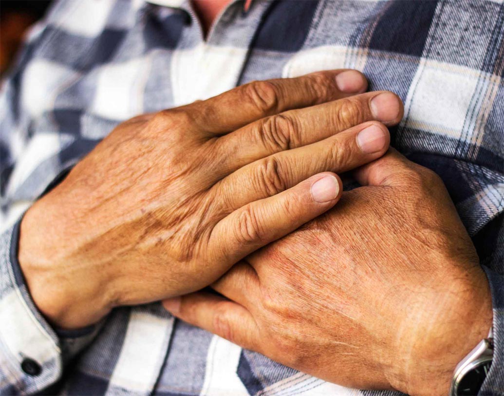 পরিবারে হার্ট অ্যাটাকের ইতিহাস থাকলেই যে হার্ট অ্যাটাকের প্রবণতা বাড়বে এই ধারণা সম্পূর্ণ ভুল। পর্যাপ্ত পুষ্টির অভাব, অনিয়মিত লাইফস্টাইল, মদ্যপান, ধূমপান হার্ট অ্যাটাক ডেকে আনতে পারে।