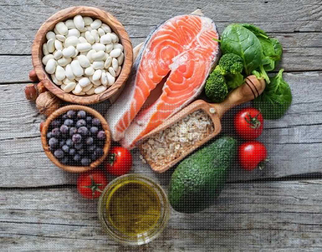 ডায়েট থেকে ফ্যাট বাদ দিলেই হার্ট অ্যাটাকের ঝুঁকি কমবে এমনটা ভাবার কোনও কারণ নেই। ট্রান্স ফ্যাটের মধ্যে থাকা হাইড্রোজেন অয়েল হার্টের জন্য অস্বাস্থ্যকর। চিজ, ডিম, অ্যাভোকাডো, স্যামন মাছে থাকা ফ্যাট হার্টের জন্য স্বাস্থ্যকর।