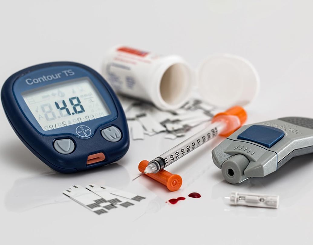 ডায়াবেটিস হালকা ভাবে নেবেন না। হার্ট অ্যাটাকের মতোই ঝুঁকিপূর্ণ ডায়াবেটিস। অনেকেই মনে করেন ওষুধ খেয়ে ডায়াবেটিস নিয়ন্ত্রণে রাখলে হার্ট অ্যাটাকের ঝুঁকি কমে। এইমনটা ভাবার কোনও ভিত্তি নেই। কোলেস্টেরলের মাত্রা, ওবেসিটি অনেক কিছুর জন্যই বাড়ে হার্ট অ্যাটাকের ঝুঁকি।