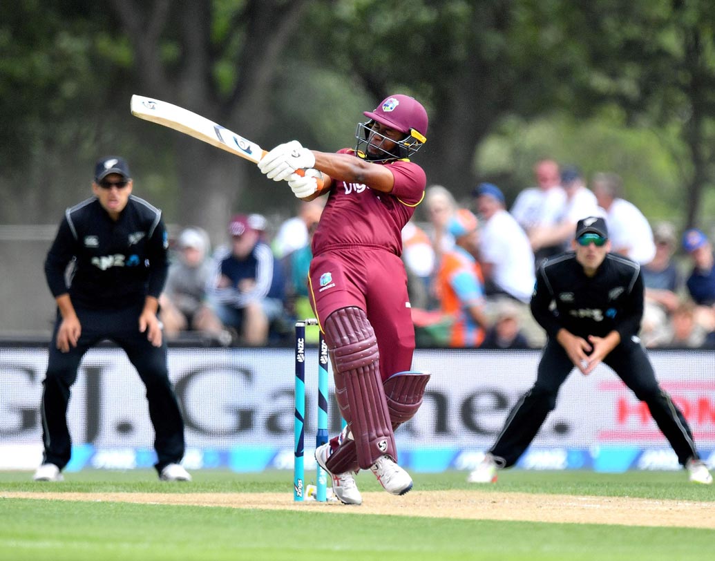 এভিন লিউয়িস: কম সময়ের মধ্যে টি২০ সার্কিটে বিধ্বংসী ব্যাটসম্যান হিসেবে জনপ্রিয় হয়ে উঠেছেন ওয়েস্ট ইন্ডিজের এভিন। ইতিমধ্যে তাঁর নামের পাশে দু’টি আন্তর্জাতি টি২০ শতরান আছে। নিলামে নজর থাকবে লিউয়িসের দিকেও।