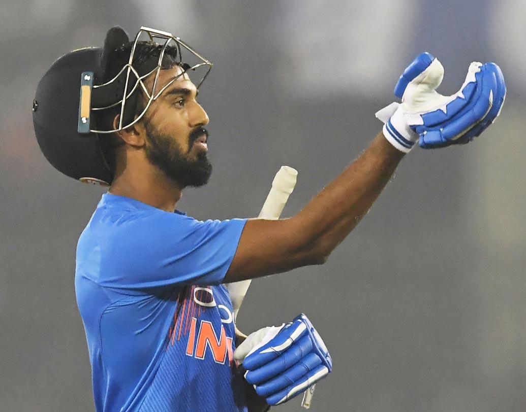 লোকেশ রাহুল: কাঁধের চোটে গত মরসুমের আইপিএলে খেলতে পারেননি রাহুল। তবে গত মরসুমে না খেললেও চলতি মরসুমে দুর্দান্ত ফর্মে থাকা রাহুল যে কোনও দলের বড় ভরসা হয়ে উঠতে পারেন।