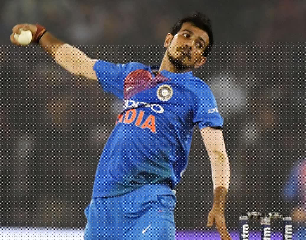 যুজবেন্দ্র চাহাল: বর্তমানে ভারতীয় দলের অন্যতম সেরা স্পিনার যুজবেন্দ্র। গত আইপিএলে রয়্যাল চ্যালেঞ্জার্স বেঙ্গালুরুর জার্সি গায়ে বহু ম্যাচে নিজের ভেল্কি দেখিয়েছেন এই স্পিনার। আশ্চর্যজনক ভাবে চাহালকে ধরে রাখেনি আরসিবি। নিলামে চাহালের চড়া দাম উঠবে তা বলাই যায়।