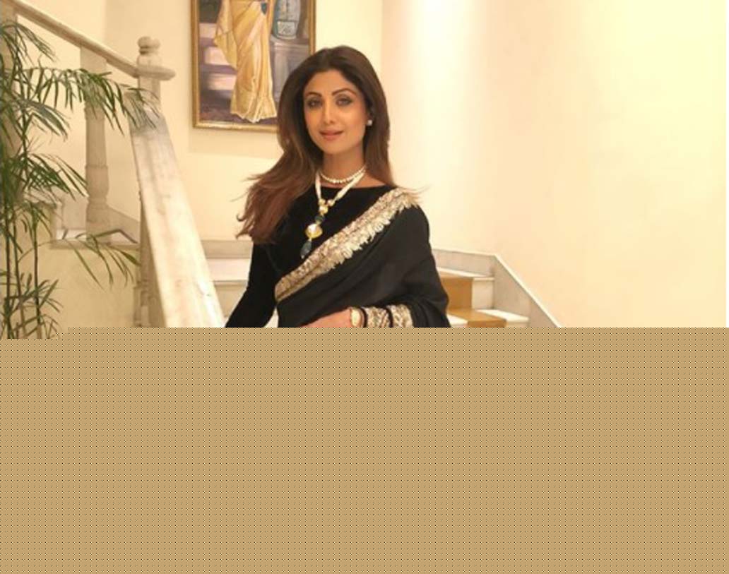 শীতের মরসুমে কোনও পার্টিতে যেতে হলে কেমন সাজবেন? বলিউড নায়িকা শিল্পা শেট্টির এই বার্থডে অ্যালবাম থেকে আপনারাও টিপস নিতে পারেন।