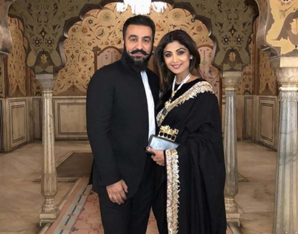 রাজকীয় বার্থডে পার্টিতে শিল্পার সাজ কিন্তু ইতিমধ্যেই নজর কেড়েছে নেটিজেনদের। শিল্পা পরেছিলেন কালো শাড়ি এবং মুক্তোর গয়না। নায়িকার স্বামীও বেছেছিলেন কালো স্যুট।