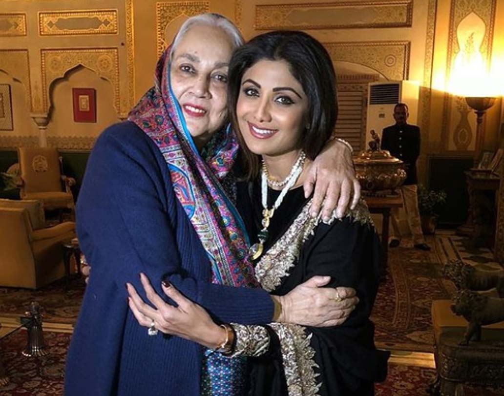 জয়পুরের রাজ পরিবারে রাজমাতা পদ্মিনী দেবীর সঙ্গে এই ছবি ইনস্টাগ্রামে শেয়ার করেছেন শিল্পা।