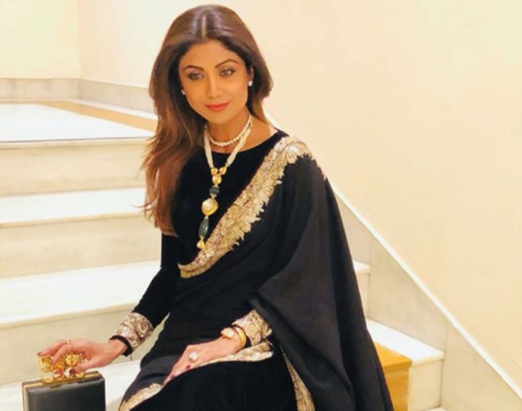 জয়পুর সিটি প্যালেসে এই ছবিটি পোস্ট করে ক্যাপশনে নায়িকা লিখেছেন, ‘‘...রাজ, ধন্যবাদ আমাকে তোমার রানি করার জন্য...।’’