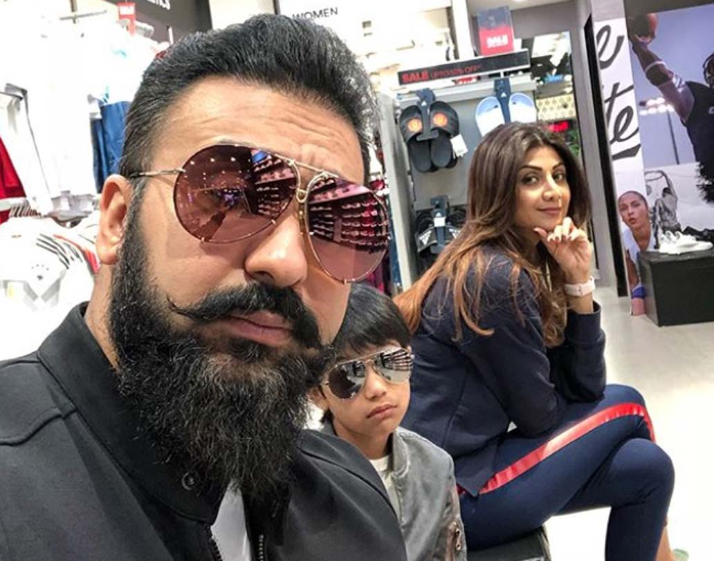 জয়পুর প্যালেসের রাজ পরিবারের সঙ্গে কুন্দ্রা পরিবারের ঘনিষ্ঠতা বহুদিনের। রাজ পরিবারের এক সদস্যের ৫০তম জন্মদিন পালন করতেই সেখানে গিয়েছিলেন শিল্পা ও রাজ। সঙ্গে গিয়েছিল তাঁদের পাঁচ বছরের ছেলে ভিয়ানও। জয়পুর যাওয়ার সময় এয়ারপোর্টে তোলা এই সেলফি শেয়ার করেছেন রাজ।