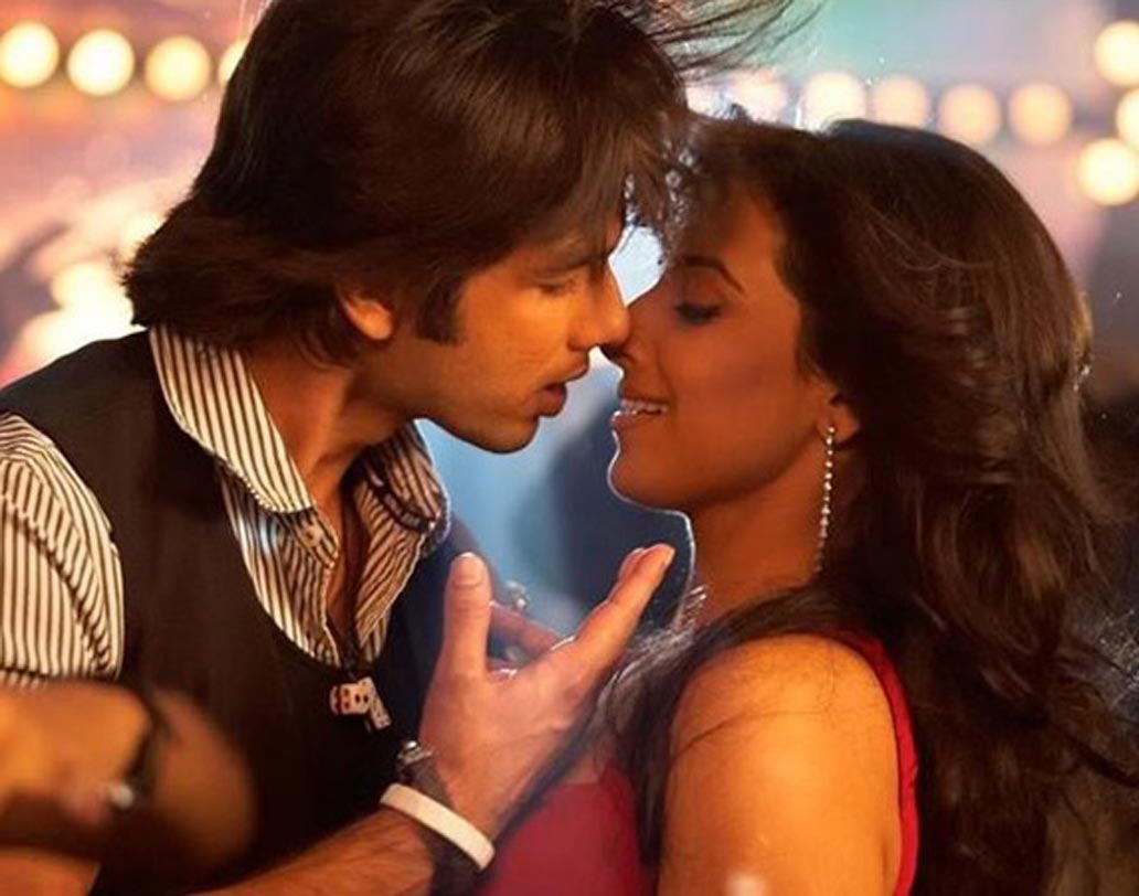 ২০০৮-এ ‘কিসমত কানেকশন’ নামে একটি ছবি মুক্তি পেয়েছিল। চকোলেট বয় শাহিদ কপূরের বিপরীতে বিদ্যা বালন। এই ছবি যতটা ফ্লপ হয়েছিল, তার চেয়ে অনেক বেশি ফ্লপ ছিল অনস্ক্রিন কাপলের কেমিস্ট্রি। এ কারণেই হয়তো আর তাঁদেরকে কোনও ছবিতে এক সঙ্গে কাজ করতে দেখা যায়নি।