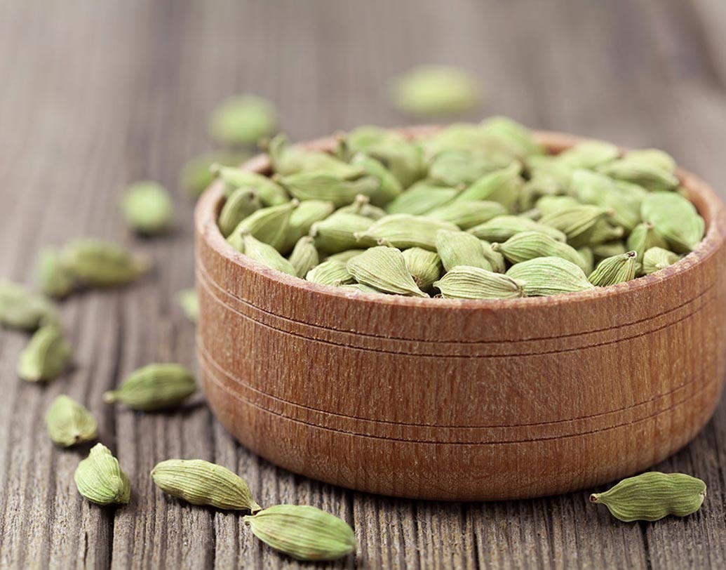 এলাচ: পেট ও ফুসফুসের যে কোনও রকম সমস্যা দূর করতে দারুণ কার্যকর এলাচ। এলাচ দেওয়া গরম চা দিয়ে শীতের সকালটা শুরু হলে সারা দিন সুস্থ থাকবেন বলাই বাহুল্য।