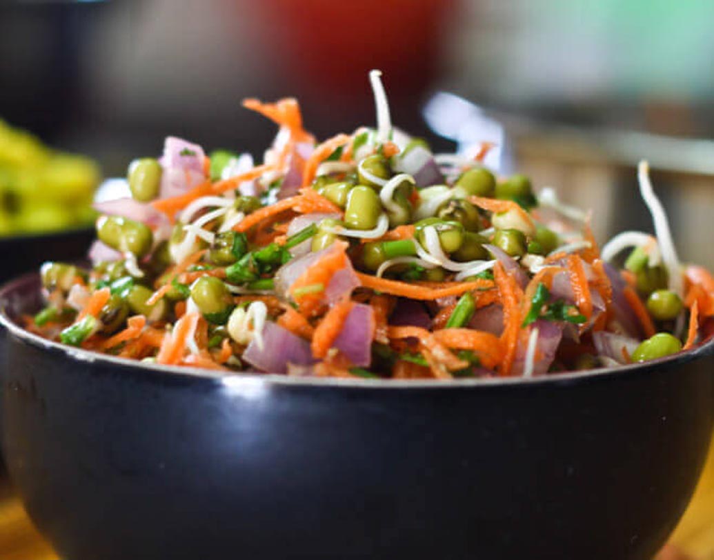 স্প্রাউট স্যালাড: কল বেরনো ছোলা, মুগে থাকে প্রচুর পরিমাণ ভিটামিন ই, পটাশিয়াম, আয়রন, ফাইটোকেমিক্যাল, বায়োফ্লাভোনয়েড ও প্রোটিন। সেই সঙ্গেই প্রচুর পরিমাণ অ্যান্টি অক্সিড্যান্ট। দিনের শুরু করতে পারেন স্প্রাউট স্যালাড খেয়ে।