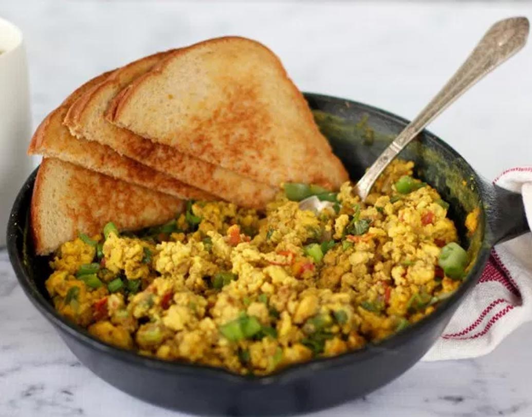 ডিমের ভুর্জি: ডিম, পেঁয়াজ, টোম্যাটো, ধনেপাতা, কাঁচালঙ্কা, মশলা দিয়ে ডিমের ভুর্জি যেমন সুস্বাদু, তেমনই প্রোটিন, ক্যালসিয়াম পরিপূর্ণ পুষ্টিকর ব্রেকফাস্ট।