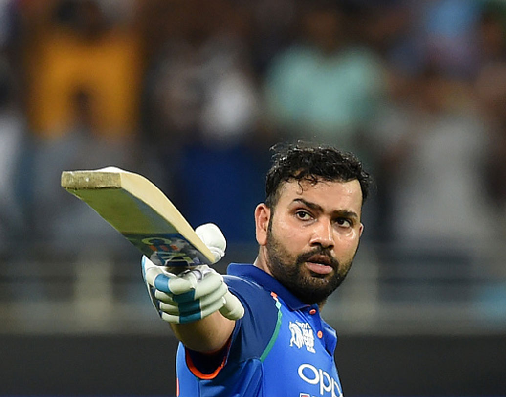 এশিয়া কাপে রোহিতের নেতৃত্ব নজর কেড়েছে। কিন্তু, অভিজ্ঞতায় কোনও ভাবেই বিরাটের ধারে কাছে নন রোহিত। ইংল্যান্ড, দক্ষিণ আফ্রিকার মতো দেশে দল পরিচালনার অভিজ্ঞতা রয়েছে বিরাটের।