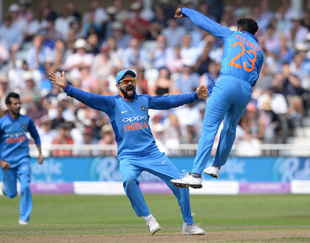 মাঠে দল পরিচালনা থেকে বডি ল্যাঙ্গুয়েজ, সব দিক থেকেই বিরাট নজর কেড়েছেন বার বার। বিরাটের আগ্রাসী মনোভাব সতীর্থদের মনোবল বাড়াতে সাহায্য করে।