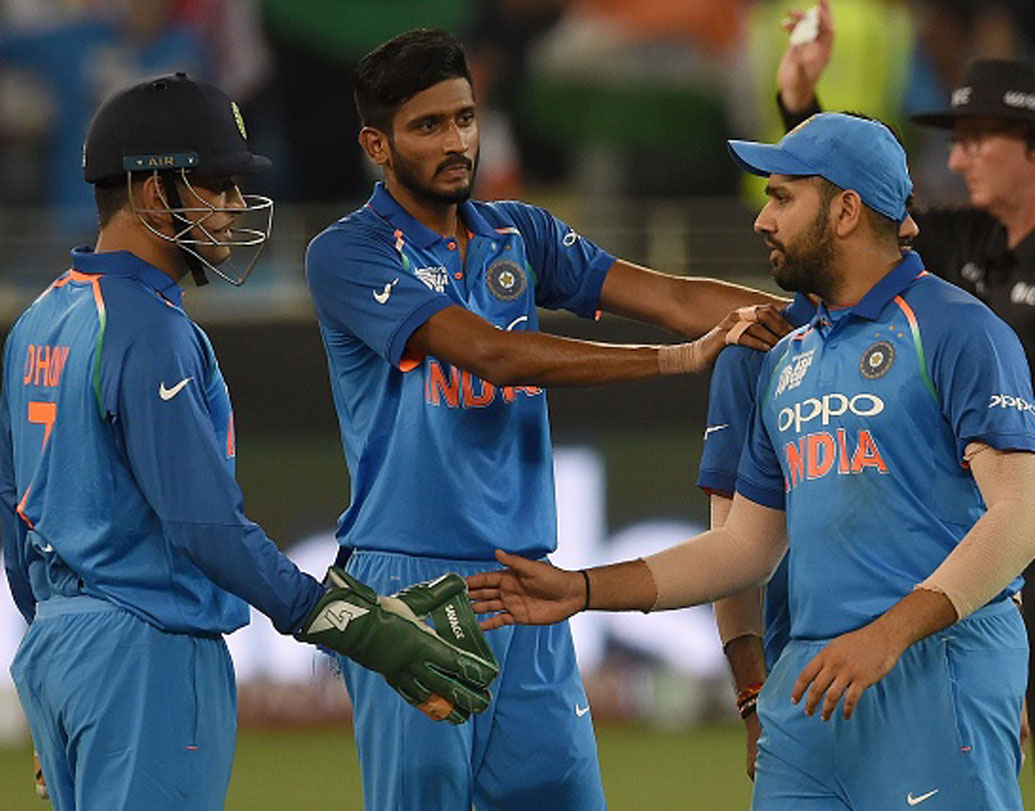 সামনে থেকে দল পরিচালনা করলেও বিরাটের মতো অগ্রাসী মনোভাব রোহিতের নেই। বিশ্বকাপের মতো আসরে কোহালির এই আগ্রাসী মনোভাব দলের মনোবলকে চাঙ্গা করতে অনেকটা অক্সিজেন দেবে বলেই মনে করা হচ্ছে।