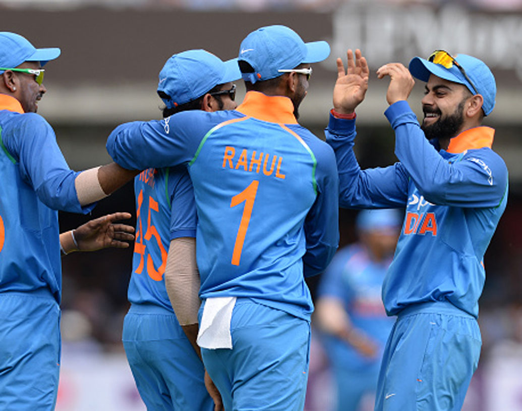 দীর্ঘ দিন অধিনায়কত্ব করার জন্য দলের শক্তি-দুর্বলতা খুব ভাল করেই জানেন বিরাট কোহালি। মহেন্দ্র সিংহ ধোনির পর গোটা দলকে হাতের তালুর মতো কেউ যদি চেনেন তিনি নিঃসন্দেহে কোহালি।