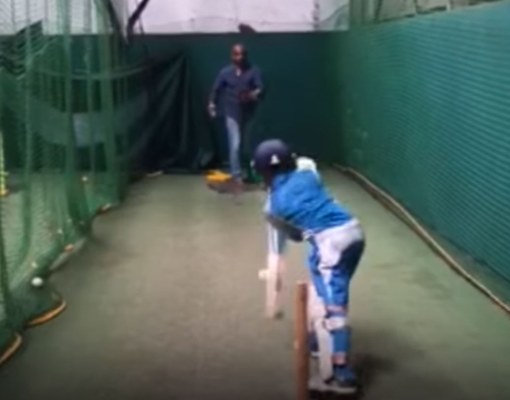 রানুকা জয়সূর্য: মনে আছে তো শ্রীলঙ্কার সেই বাঁ হাতিকে? রানুকা তারই ছেলে। ব্যাটিং ধরনটা অনেকটা বাবার মতো। ছেলেকে প্রশিক্ষণ দিতেই দেখা গিয়েছে জয়সূর্যকে। এখন দেখার কত দূর এগোতে পারেন জুনিয়র জয়সূর্য।