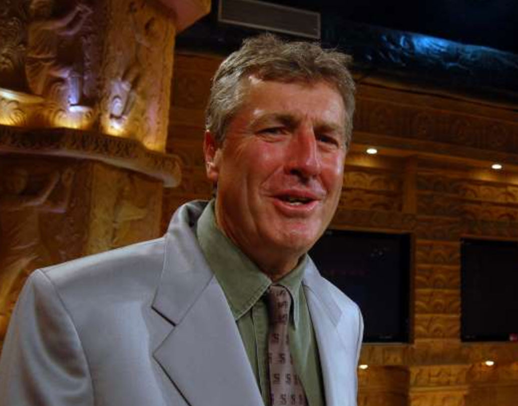 জন রাইট। এক জন অতিব শান্ত মানুষ। ভারতীয় দলের কোচ হিসেবে এমন ভাবেই তাঁকে চেনেন ভক্তরা। এই রাইটকেও একবার ড্রেসিং রুমে মেজাজ হারিয়ে, বীরেন্দ্র সহবাগের জামার কলার ধরে শাসাতে দেখা গিয়েছিল বলে শোনা যায়। এমন ঘটনা নাকি ঘটে ২০০২ সালে ন্যাটওয়েস্ট ট্রফির একটি ম্যাচে বীরু দায়সারা ভাবে আউট হওয়ার পরই।