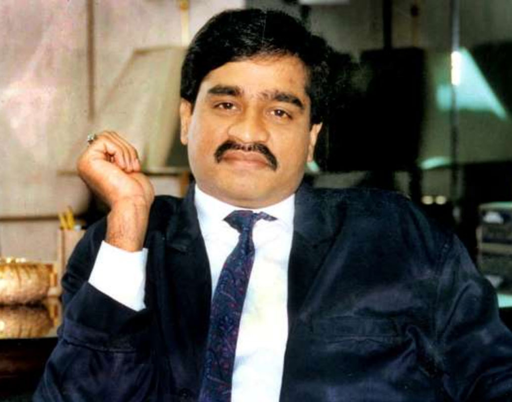 ১৯৮৬, শারজায় খেলা চলছে। ড্রেসিং রুমে কপিল দেবের সঙ্গে দেখা করতে যান অন্ধকার জগতের বাদশা দাউদ ইব্রাহিম। সে দিন প্রচণ্ড রেগে গিয়ে সেখান থেকে দাউদকে বেরিয়ে যেতে বলেন কপিল। পুরো ঘটনাটি পরবর্তী কালে জানিয়েছিলেন দিলীপ বেঙ্গসরকার।