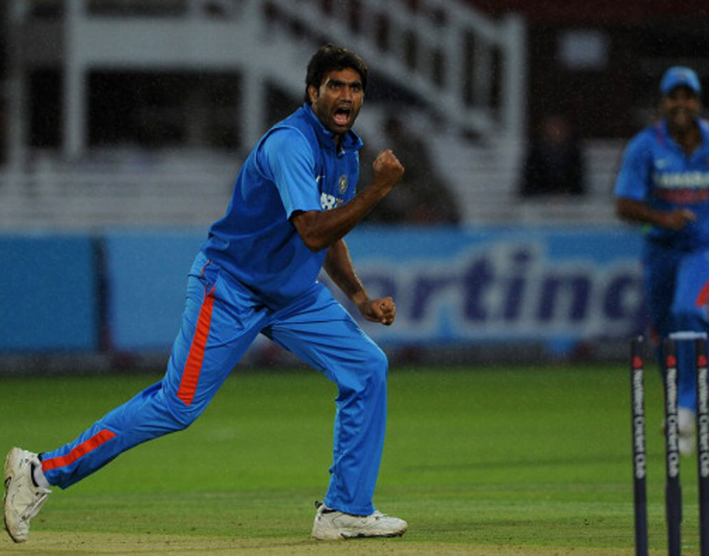 ২০০৭ সালে বিশ্বকাপ থেকে বিদায় নেওয়ার পর ড্রেসিং রুমে মুনাফ পটেলকে খুবই নার্ভাস দেখাচ্ছিল। তখন সচিন তাঁকে প্রশ্ন করেছিলেন, তুমি নিরাপদে বাড়ি যেতে পারবে তো? উত্তরে মুনাফ বলেন, ‘‘আমি যেখানে থাকি সেখানে আট হাজার লোকের বাস। আমার নিরাপত্তার জন্য রয়েছেন ওই আট হাজার মানুষ।’’