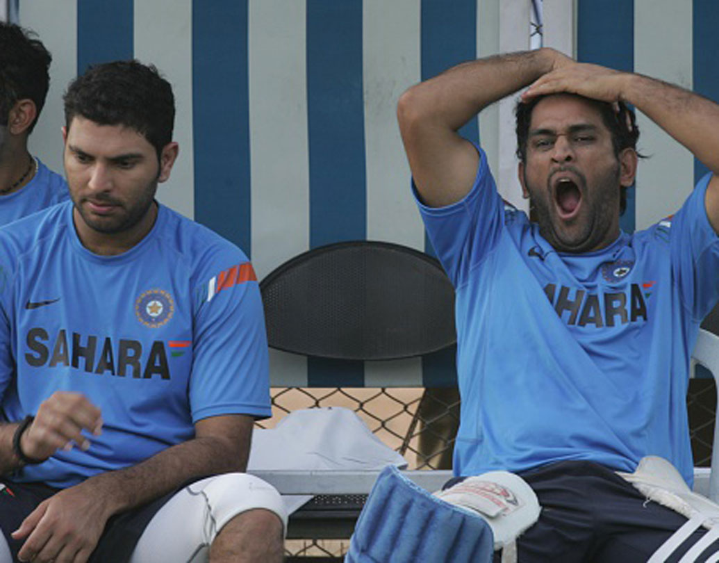 মিস্টার কুল হিসেবেই তাঁকে চেনেন ক্রিকেট মহল। সেই মহেন্দ্র সিংহ ধোনিকেও কয়েক বার ড্রেসিং রুমে মেজাজ হারাতে দেখা গিয়েছে। আর তখন আর কেউ নন, ধোনিকে শান্ত করতে এগিয়ে আসার সাহস দেখিয়ে ছিলেন একমাত্র যুবরাজ সিংহ।