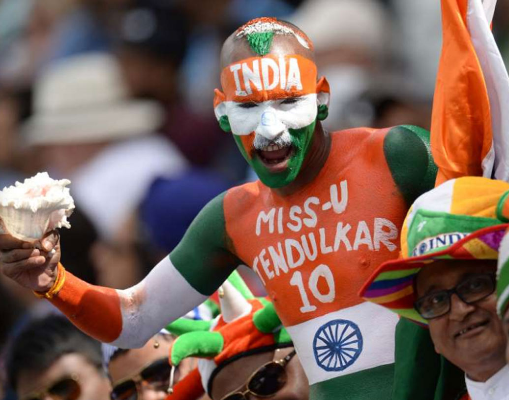 সুধীরকুমার চৌধুরি। বোধ হয় ভারতীয় ক্রিকেটের সব থেকে বড় সমর্থক। দেশের খেলা হলে তাঁকে গায়ে জাতীয় পতাকা এঁকে মাঠে দেখা যাবেই। ২০১১ সালের বিশ্বকাপ ছিল তাঁর কাছে স্বপ্নের মতো। খেলা শেষে তাঁকে ড্রেসিং রুমে ডেকে পাঠান স্বয়ং সচিন তেন্ডুলকর। ছবিও তোলেন সুধীরের সঙ্গে।