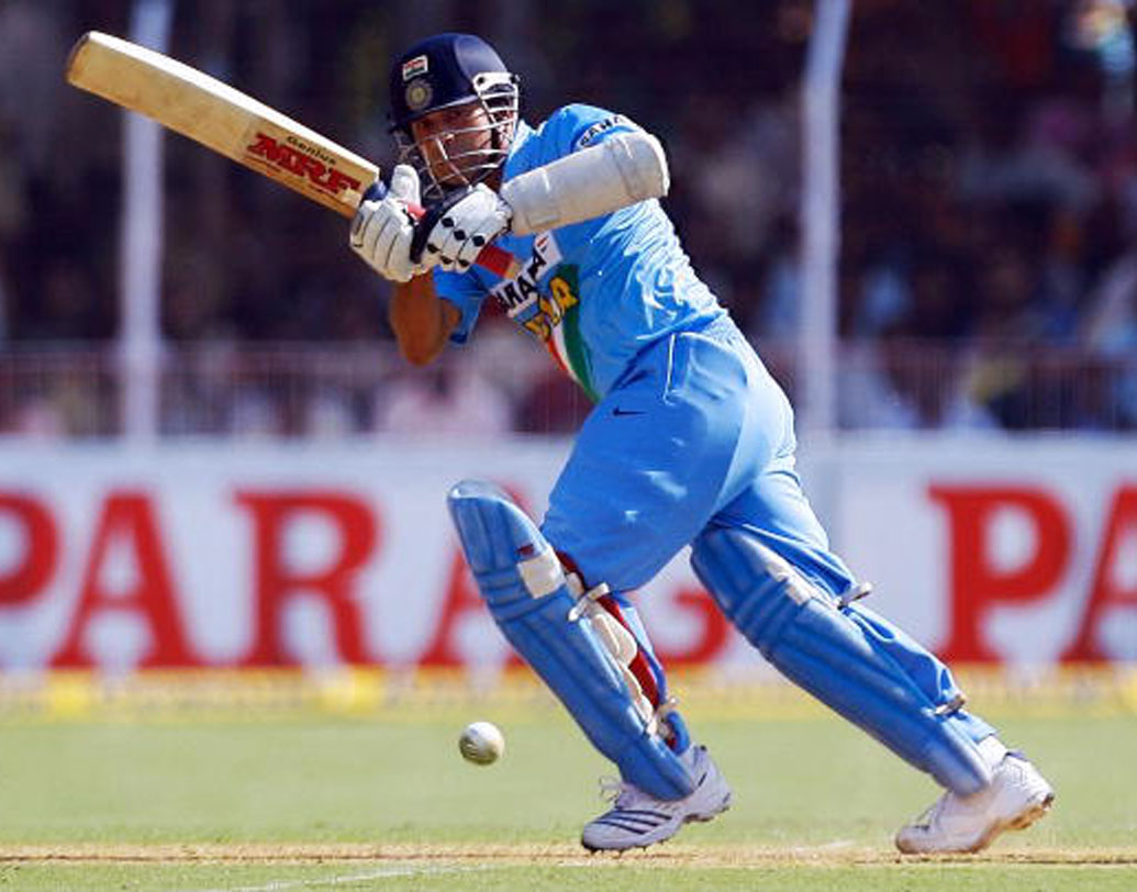 ২০০৩ সালের বিশ্বকাপ ফাইনাল। প্রথমে ব্যাট করে ৩৫৯ তোলে অস্ট্রেলিয়া। বিরতির সময় গোটা দল ভেঙে পড়েছিল। দলকে চাঙ্গা করতে সচিনের ভূমিকা ছিল দেখার মতো। তিনি বলেছিলেন, ‘‘আমরা প্রতি ওভারে একটা চার মারতে পারব না? তাহলে ৫০ বলে ২০০  রান হয়ে যাবে। বাকি ১৬০ রান করতে হবে ২৫০ বলে।” যদিও শেষ পর্যন্ত সচিনের টোটকা কাজে দেয়নি।