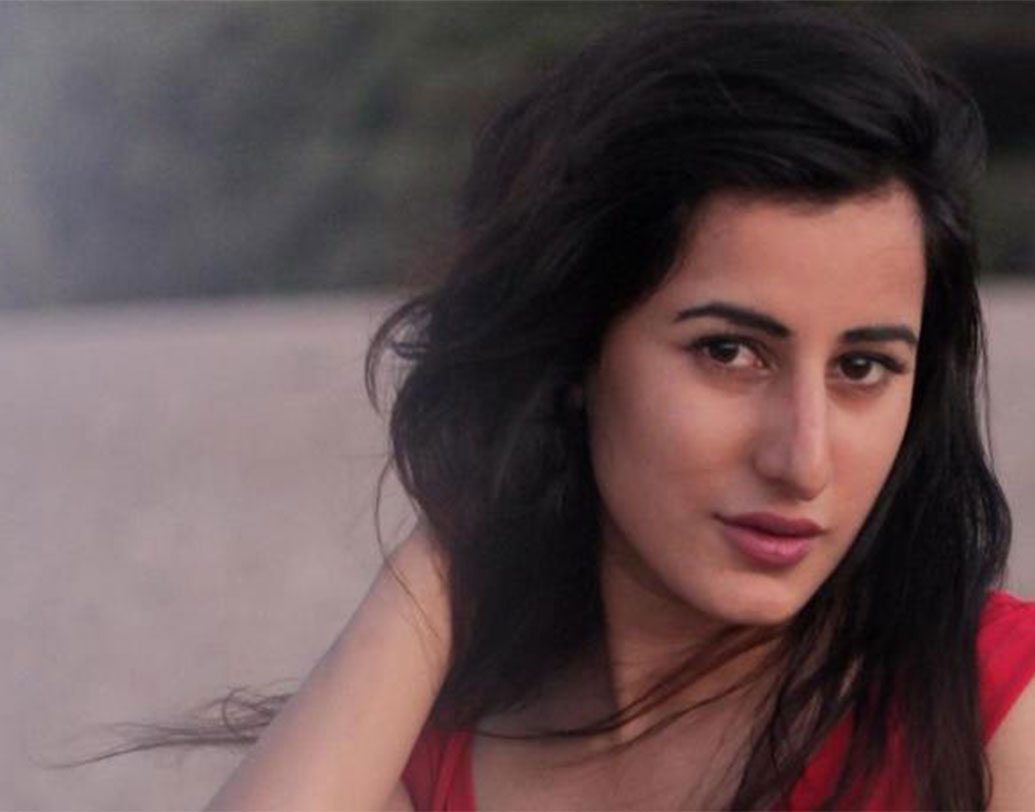 সালোনি চোপড়া: একটি ব্লগে নিজের জীবনের নানা পর্যায়ে শারীরিক ভাবে নির্যাতিত হওয়ার কথা উল্লেখ করেছেন সালোনি চোপড়া। লিখেছিলেন ভালবাসার মানুষটির কাছেই প্রতি রাতে নিগ্রহের শিকার হওয়ার কথা। অভিনেতা জাইন খান দুরানির সঙ্গে সম্পর্ক ছিল সালোনির।