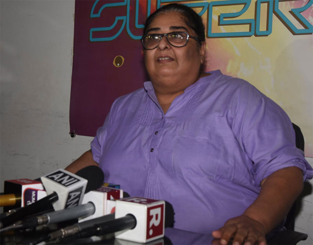 বিনতা নন্দা: এই পরিচালক-প্রযোজক অভিযোগ আনেন অলোক নাথের বিরুদ্ধে। বিনতার পোস্ট বলছে, বিনতারই লেখা টিভি সিরিজ ‘তারা’য় সহ-অভিনেত্রীকে লাগাতার নিগ্রহ করছিলেন অলোক। বিনতাকেও অলোক নাথ ধর্ষণ করেছেন, এমনটাই অভিযোগ আনা হয়েছে।