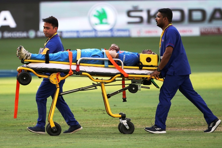 এশিয়া কাপে শুধু কেদারই একা নন। চোট পেয়েছিলেন অলরাউন্ডার হার্দিক পান্ড্যও। দলে তিনিই একমাত্র পেসার অলরাউন্ডার। ইংল্যান্ডে তাই তাঁর গুরুত্ব অপরিসীম। দলে হার্দিকের উপস্থিতি ভারসাম্যও আনছে। আইপিএলে মুম্বই ইন্ডিয়ান্সের হয়ে তিনি খেলবেন সব ম্যাচই। যদি চোট পেয়ে যান, ভুগতে হবে ভারতকে।