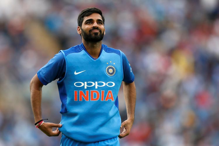 ভুবনেশ্বর কুমার বেশ কিছুদিন ধরেই পিঠের চোটে কাহিল। অতিরিক্ত ওয়ার্কলোডের জন্য বারবার ফিরেও আসছে চোট। আইপিএলে খেলেননি কিছু ম্যাচ। ইংল্যান্ডে টেস্ট সিরিজও খেলেননি। বিশ্বকাপে তিনি অপরিহার্য। বল সুইং করানোর ক্ষমতা রয়েছে। ডেথে রান আটকাতে পারেন। ব্যাটেও নির্ভরযোগ্য। ঝুঁকি নেওয়া ঠিক হবে না।