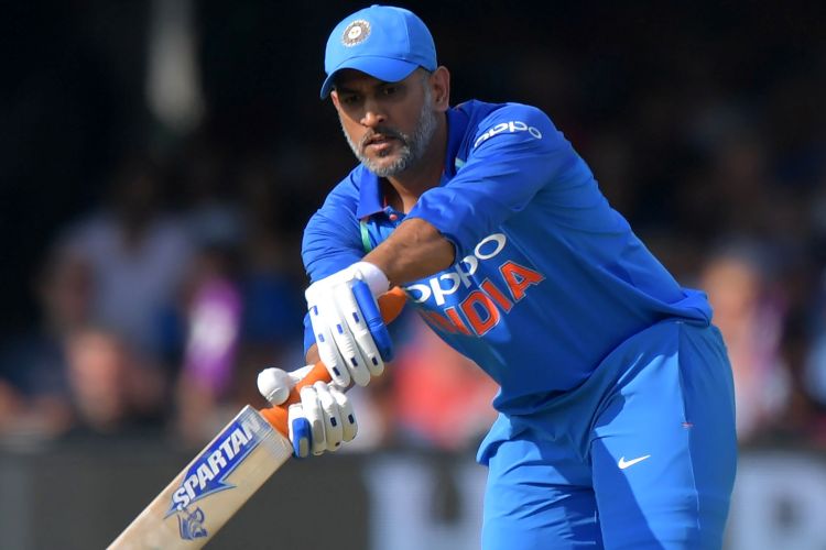 মহেন্দ্র সিংহ ধোনি বিশ্বকাপে অপরিহার্য। ব্যাট হাতে যতই ফিনিশার হয়ে উঠতে না পারলেও ক্রিকেটমস্তিষ্ককে উপেক্ষা করা যাবে না। কোহালিকে ঠিকঠাক পরামর্শ দেওয়ার জন্যও দরকার এমএসডি-কে। উপেক্ষা করা যাবে না তাঁর বিশাল অভিজ্ঞতা। যতই ফিট থাকুক, তাই আইপিএলে খেলার ঝুঁকি নেওয়া ঠিক হবে না।