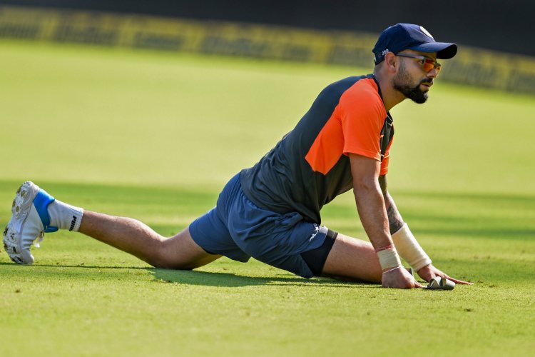 বিরাট কোহালি সব ফরম্যাটে ধারাবাহিক। প্রচণ্ড চাপ পড়ে যাচ্ছে তাঁর উপরে। টপ অর্ডারে রোহিতের সঙ্গে কোহালিই ভারতের প্রধানত ভরসা। মিডল অর্ডার নিয়ে সংশয় রয়েছে বলেই ক্রিজে তাঁর উপস্থিতি জরুরি। কিন্তু, চোট নিয়ে ভুগছেন তিনিও। বিশ্রামও দিচ্ছেন নির্বাচকরা। দেশের স্বার্থে আইপিএলে বিশ্রাম নিলেই ঠিক কাজ করবেন।