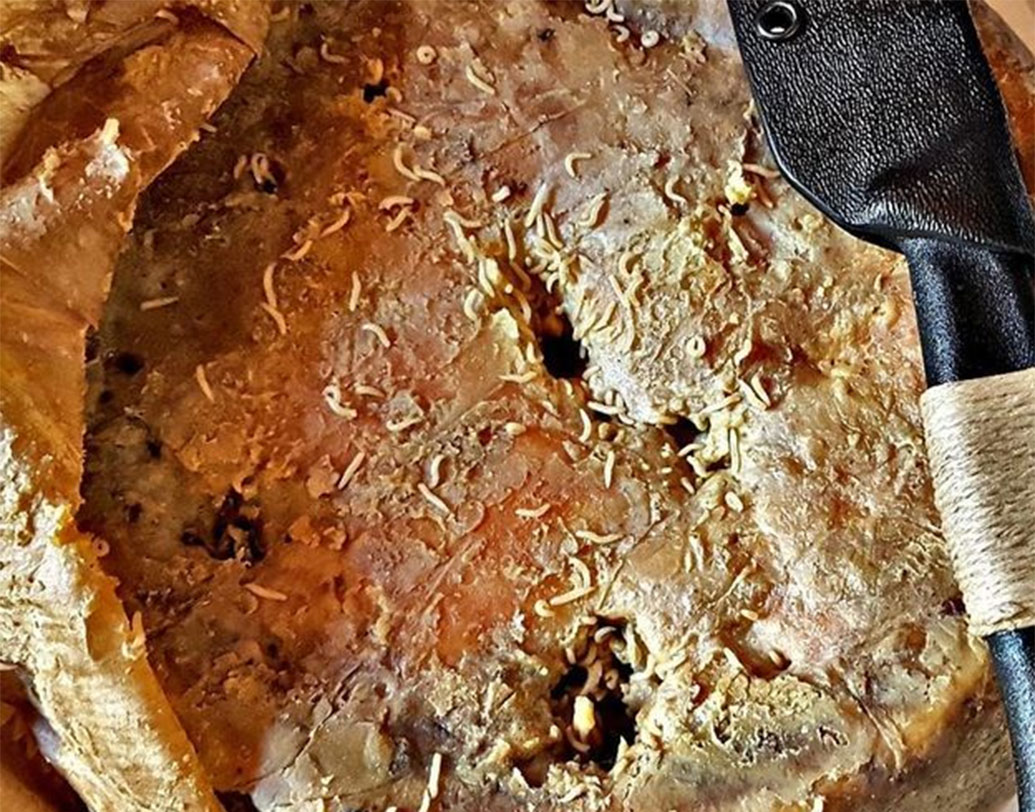 ম্যাগট (পোকা) ধরা চিজ! সারাডিনিয়ার কয়েক জন নাগরিকদের কাছে কিন্তু এটাই খাবার। রয়েছে এই সংগ্রহশালায়।