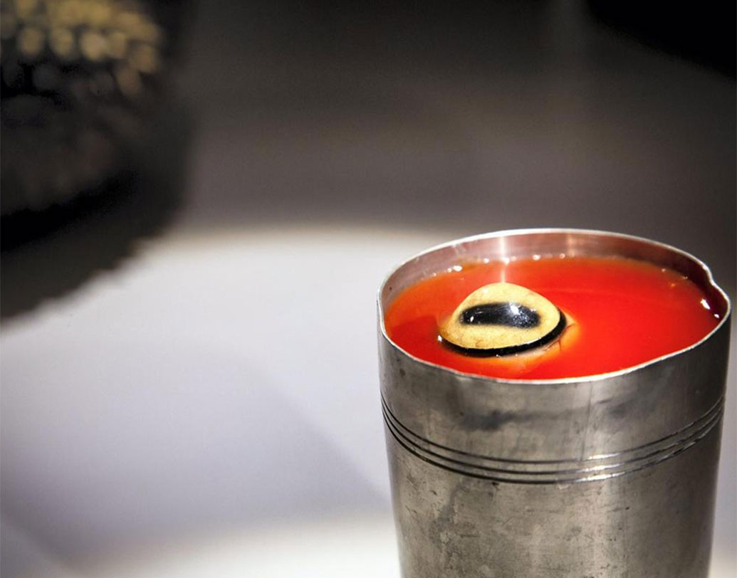 ভেড়ার আইবলের রস থেকে তৈরি হয় শিপ আইবল জ্যুস। মঙ্গোলিয়ার বাসিন্দাদের মধ্যে এই খাবারের চল রয়েছে।