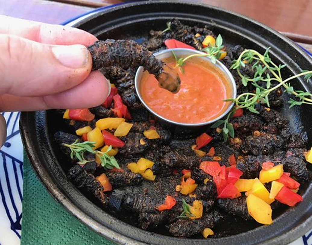 জিম্বাবোয়ের মোপেন ওয়ার্মস: কিলবিল করছে পোকা। আর তা দিয়েই খাবার। থাকে চিলি সস আর লেবু। এটিও স্থান পেয়েছে সংগ্রহশালায়।