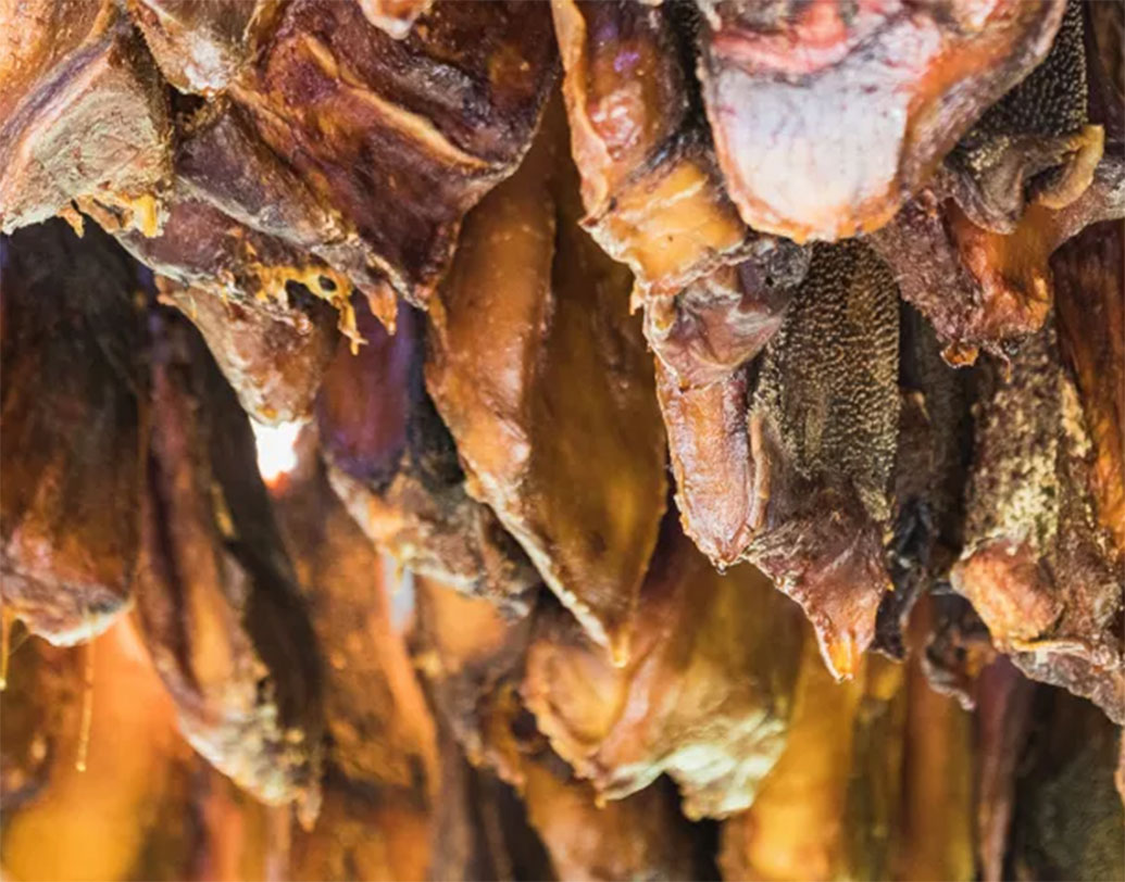 ফারমেনটেড শার্ক: আইসল্যান্ডের বাসিন্দাদের মধ্যে চল রয়েছে এই খাবারের। গেঁজিয়ে ওঠা পচা হাঙরের মাংস এটি।