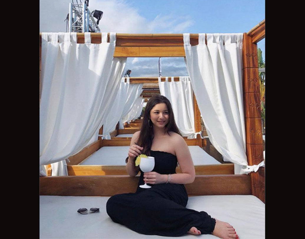 অতিথি হিসাবে সেলেব্রিটি পার্টি বা বলিউডের অ্যাওয়ার্ড শো-তে নিয়মিত ডাক পান সারা। সেটা তাঁর ফ্যাশনিস্তা হওয়ার সুবাদেই। যেমন এই কালো জাম্পশ্যুটটি পরেছেন তিনি।